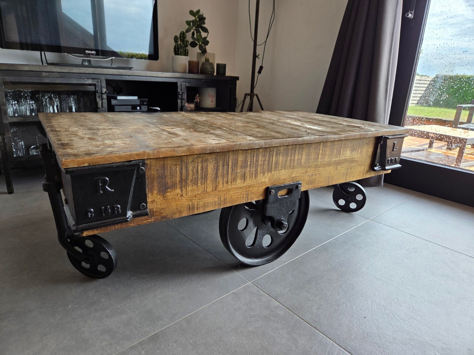 Prachtige industriële salontafel, Ophalen