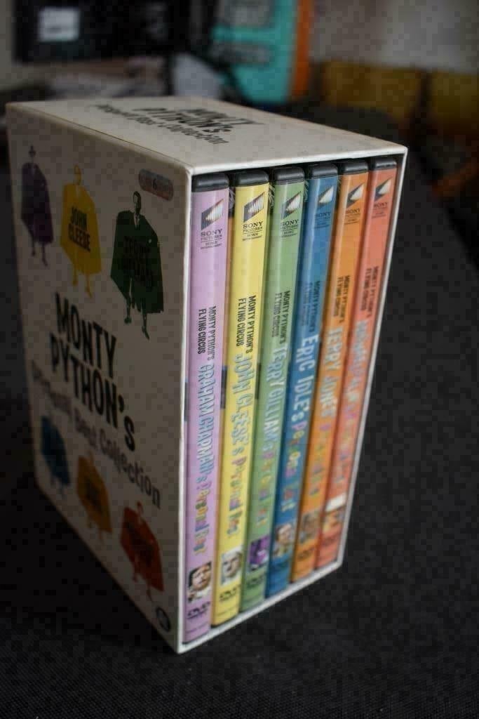 DVD-box van Monty Python - 6 DVD, Ophalen of Verzenden, Zo goed als nieuw, Britse komedie