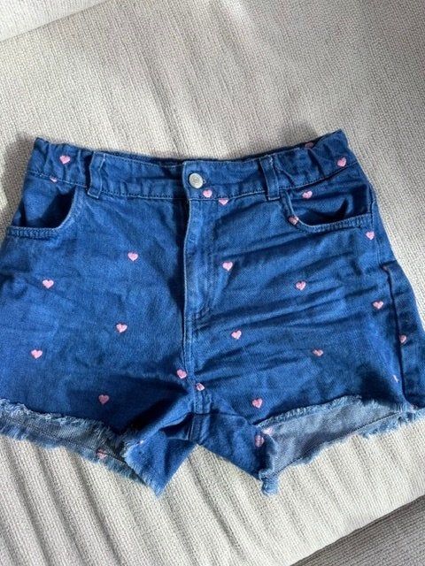 The New Society jeansshort met roze hartjes 12jaar   NIEUW, Neuf, The New Society, Enlèvement ou Envoi, Autres types