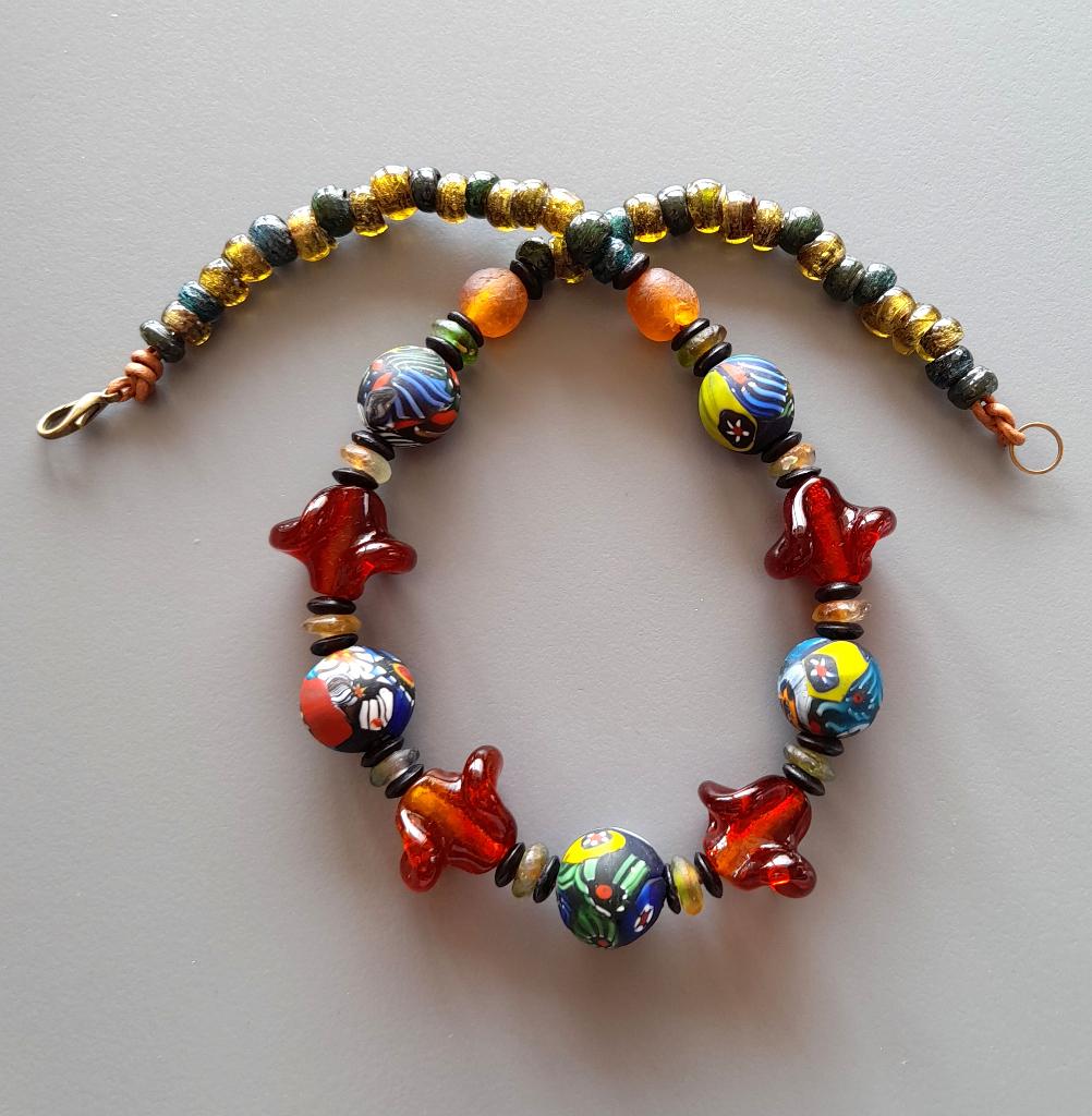 Collier sur cuir femme millefiori vintage et verre artisanal, Bijoux, Sacs & Beauté, Colliers, Enlèvement ou Envoi, Neuf, Bleu