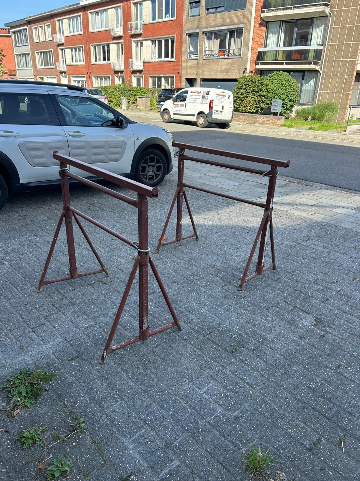 Te koop: 2 stevige metalen schragen / werkbokken., Bricolage & Construction, Enlèvement ou Envoi, Comme neuf