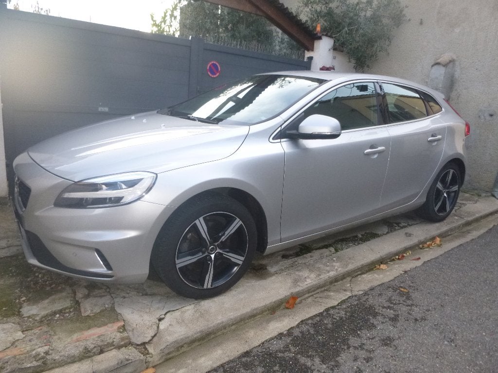 Design Volvo V40, R avec sièges en alcantara, Autos, Volvo, Alarme, Argent ou Gris, Achat, Euro 6