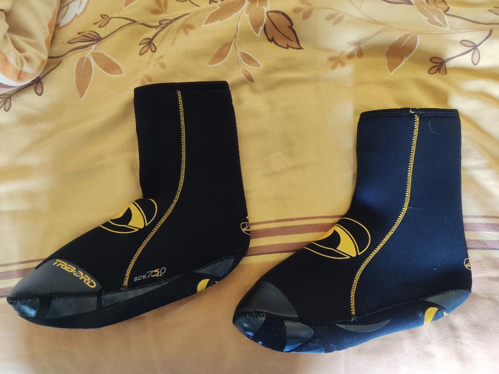 Chaussons surf taille 46-47, Sports nautiques & Bateaux, Planche à voile, Enlèvement, Comme neuf