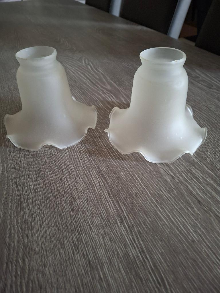 2 antieke glaskapjes in melkglas, Ophalen