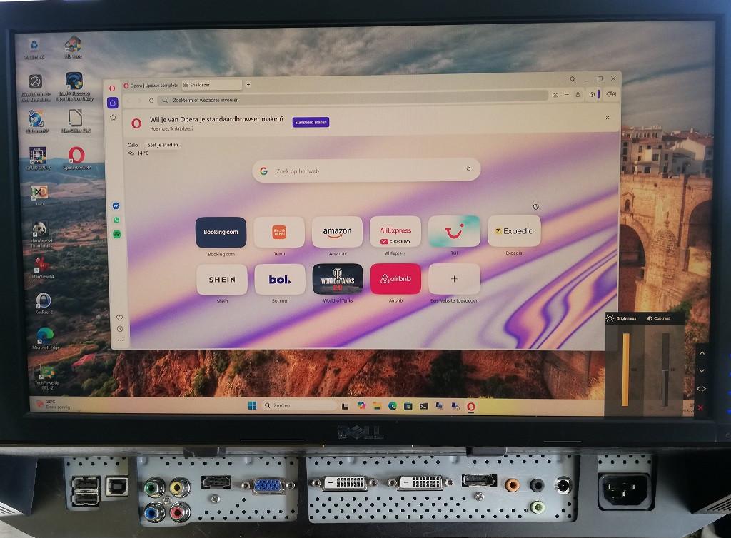 Dell U2711b 27" scherm 16 jaar oud en het werkt nog, Computers en Software, IPS, HDMI, In hoogte verstelbaar, 61 t/m 100 Hz