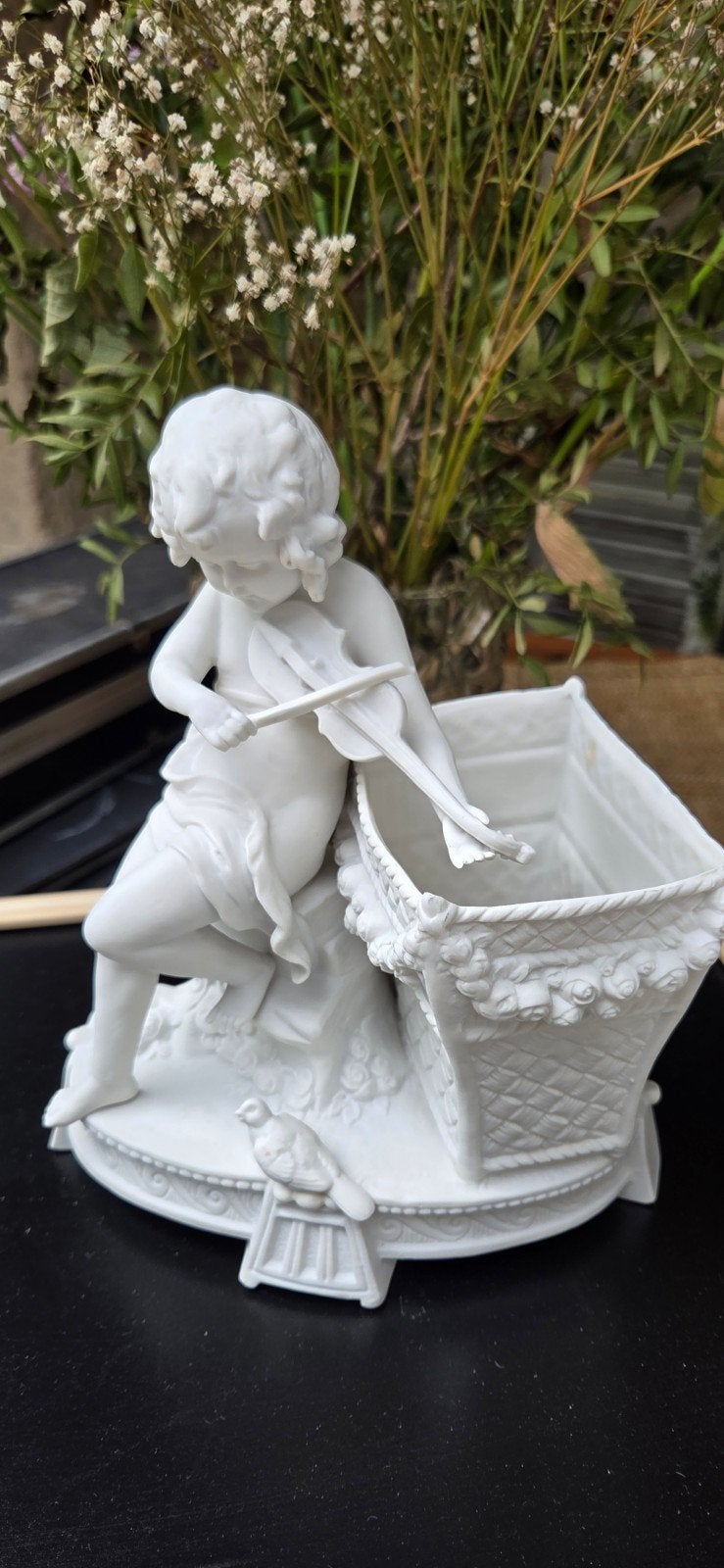 Biscuit beeldje putto met viool, Antiek en Kunst, Ophalen of Verzenden