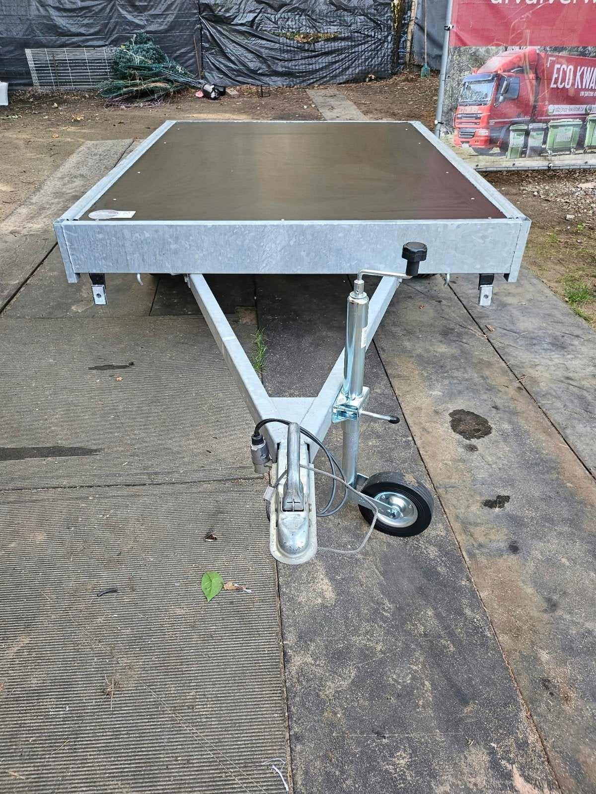 nieuwe plateau aanhangwagen, Ophalen