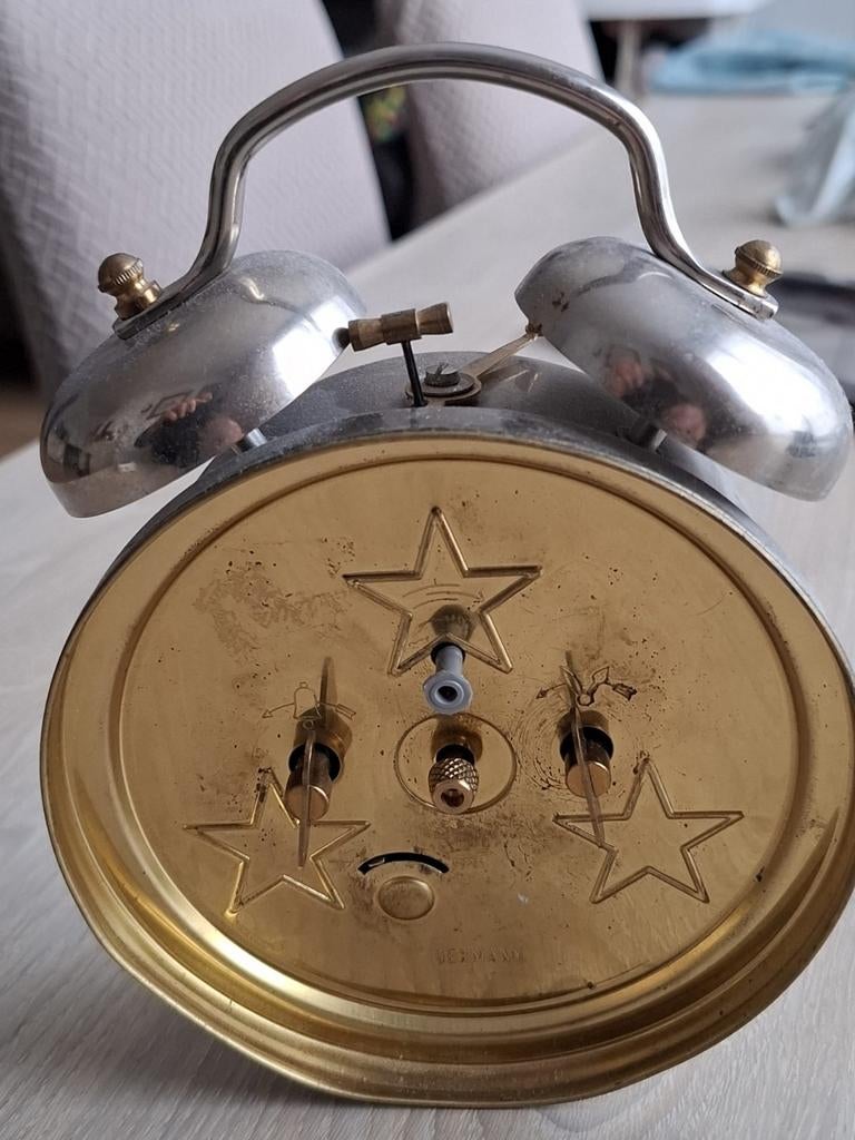 een originele vintage mechanische wekker met dubbele bellen, Ophalen