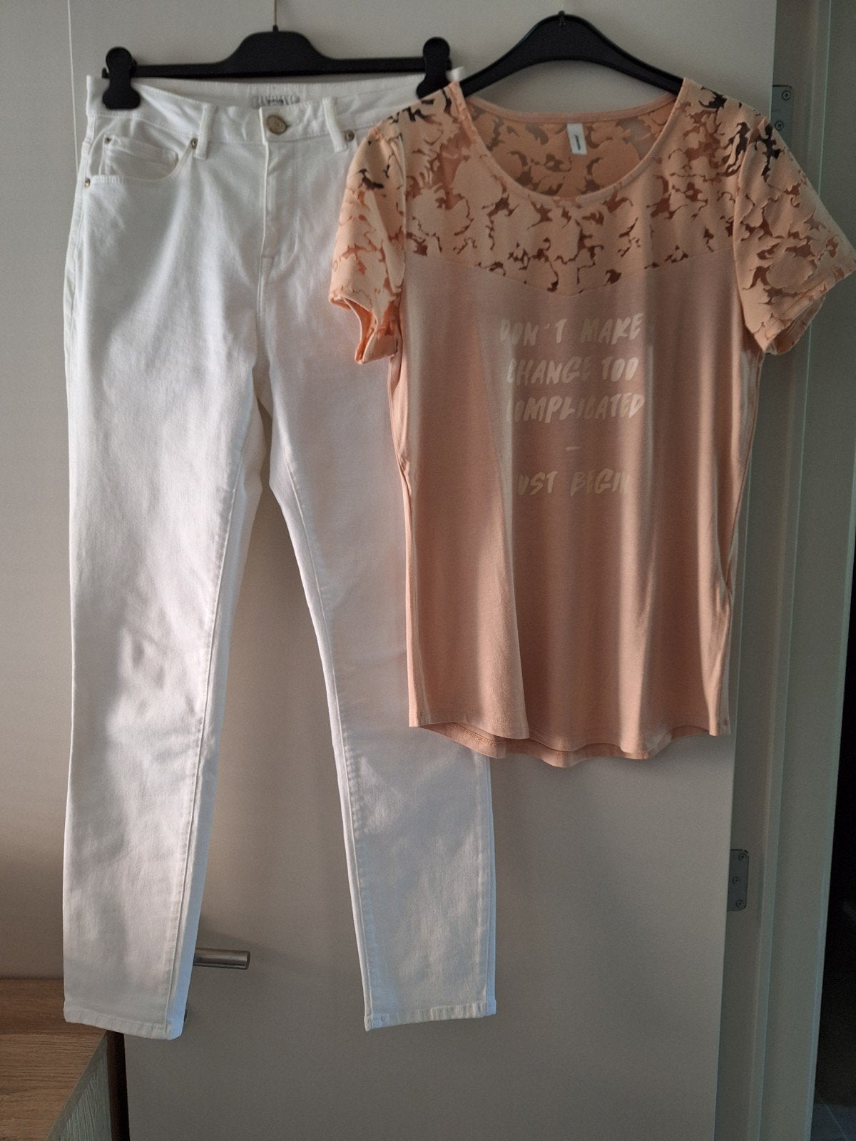 nu 2 st. jeansbroek en nieuw tshirt, Ophalen of Verzenden