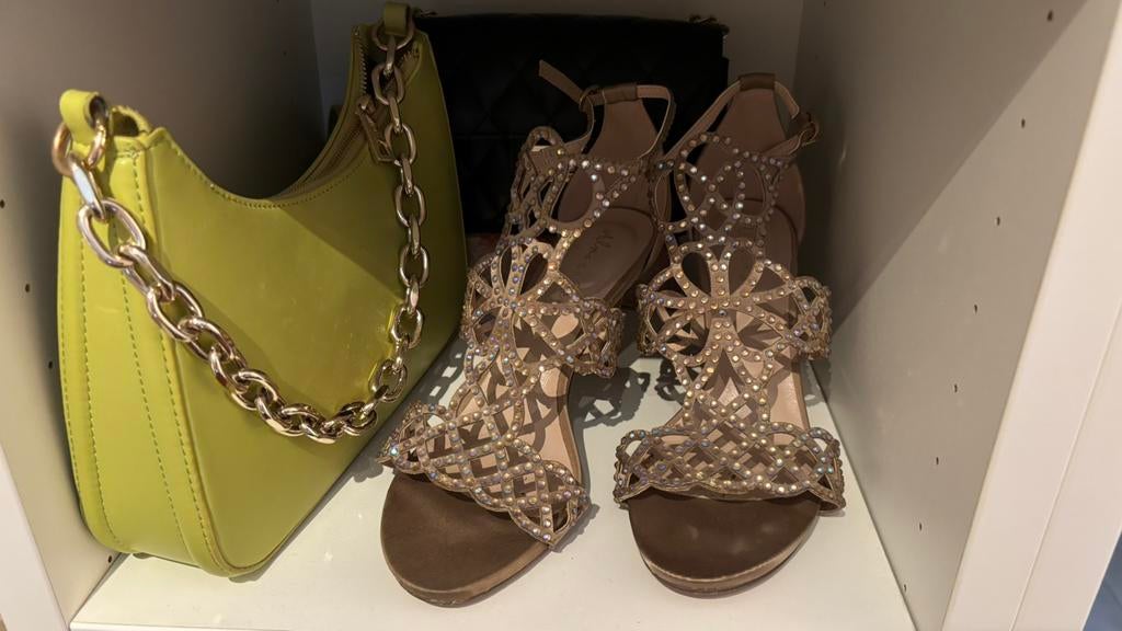 Alma et Pena (Sandales contre 130,00€ !) or avec pierres, Enlèvement, Comme neuf