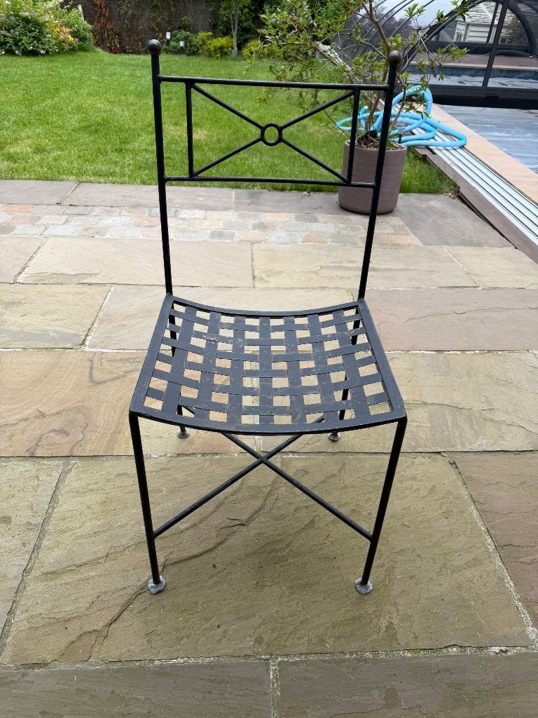 Table et chaises en fer forgé, Enlèvement