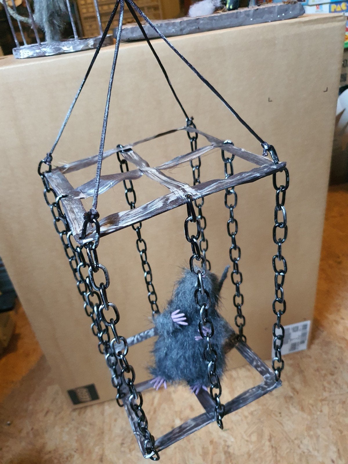 haloween rat in kooi, Ophalen