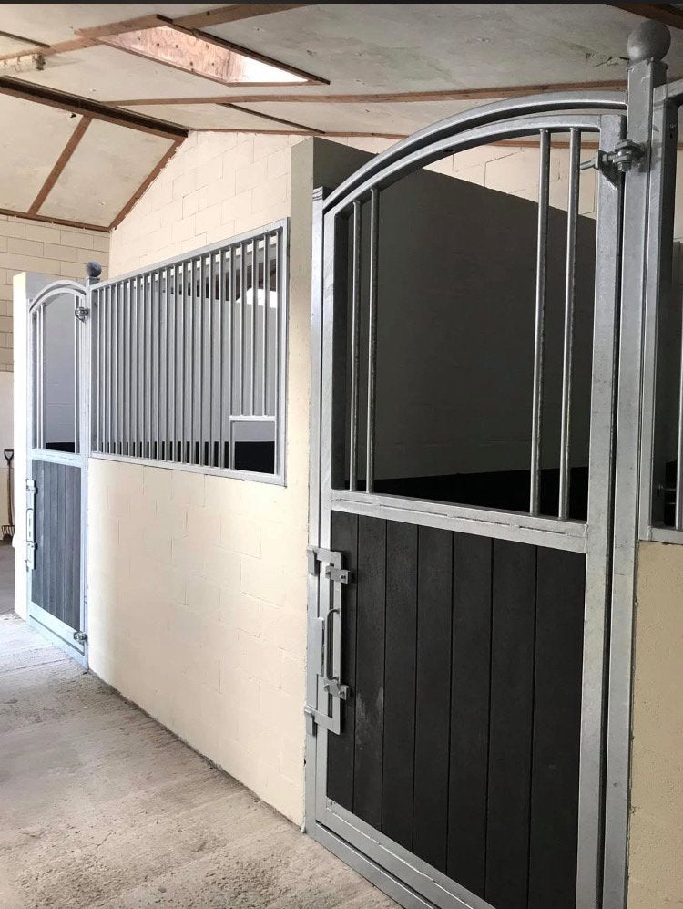 Privé gang 4 stallen. Eigen beheer . Essen, Dieren en Toebehoren, Stalling, 4 paarden of pony's of meer