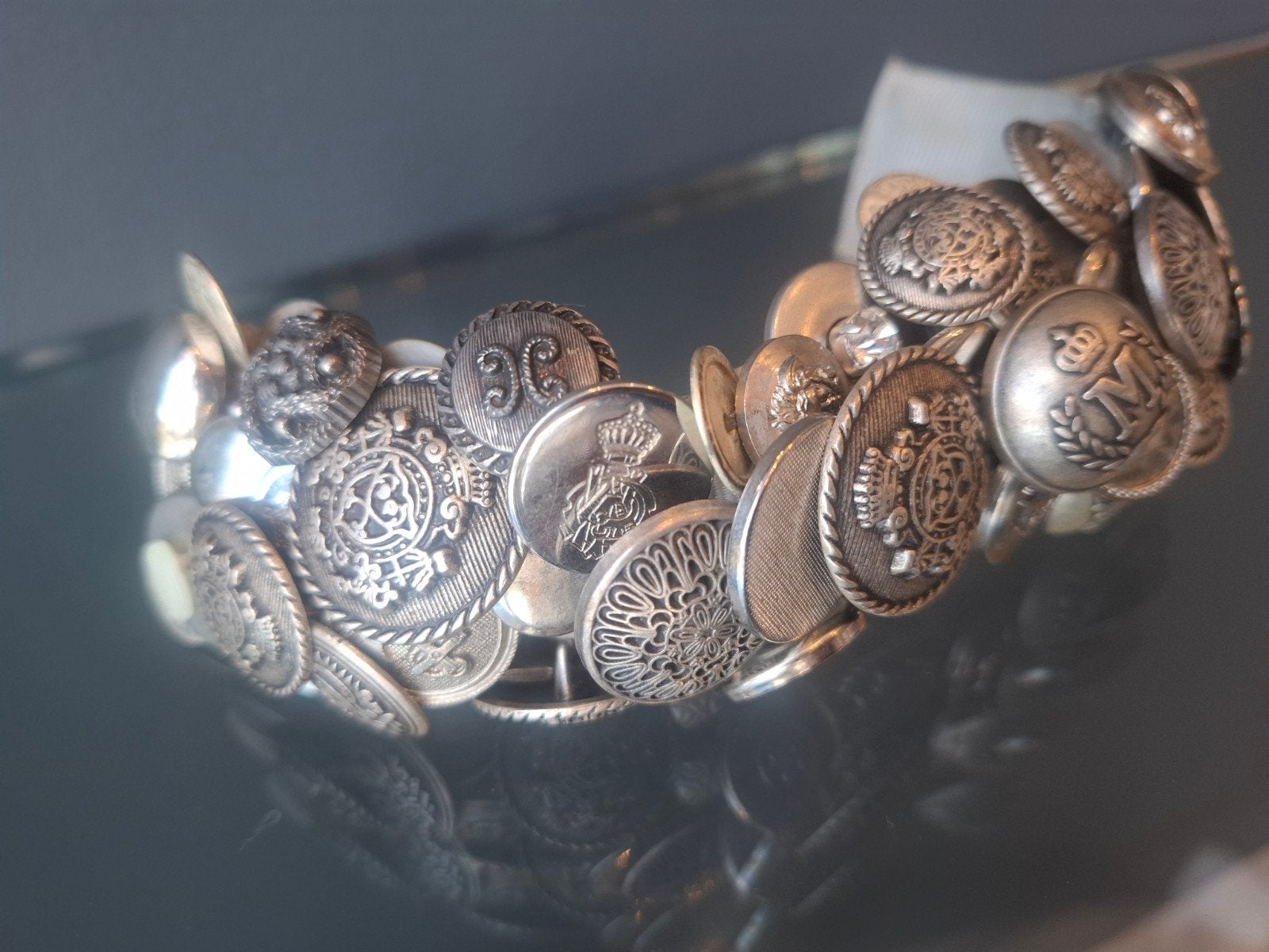 bracelet vintage manchette originale boutons argenté, Bijoux, Sacs & Beauté, Enlèvement ou Envoi, Comme neuf, Avec strass, Argent