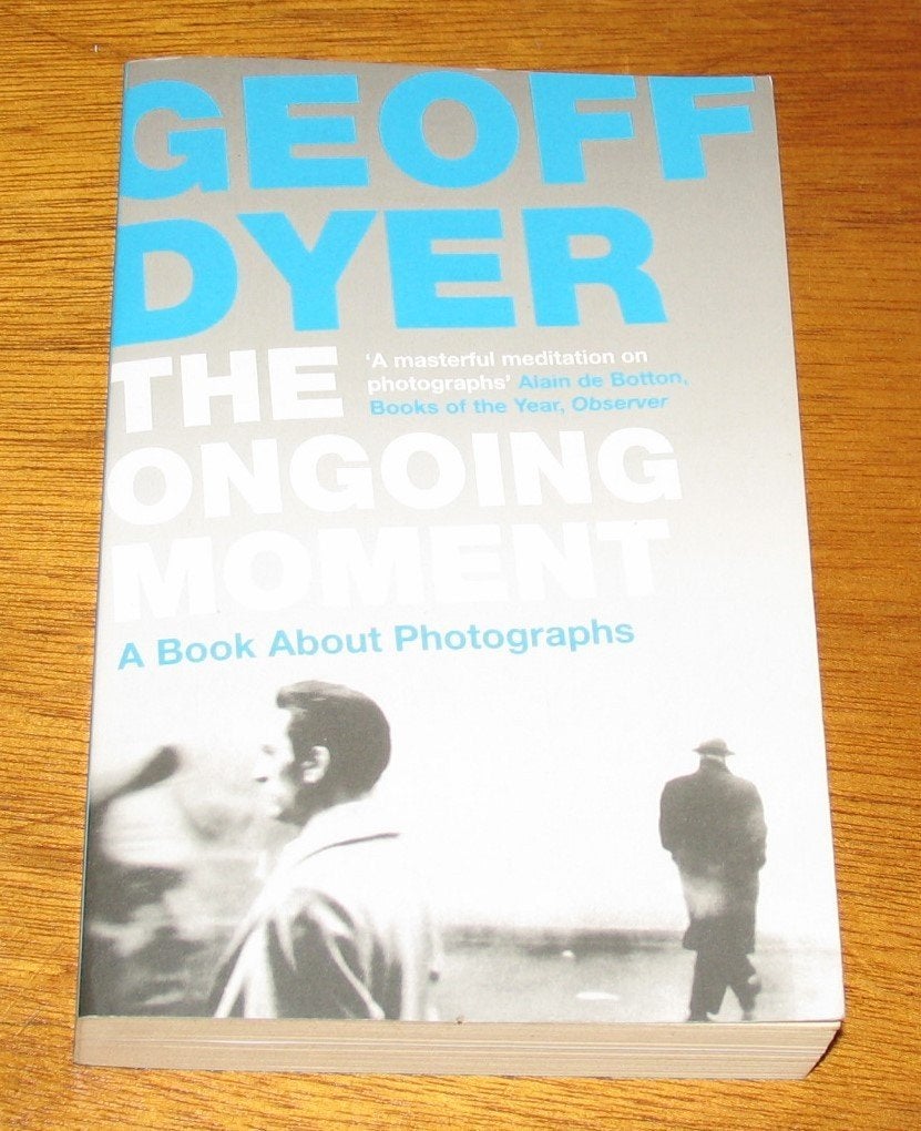 GEOFF DYER - The Ongoing Moment, Livres, Art & Culture | Photographie & Design, Enlèvement ou Envoi, Comme neuf, Photographes