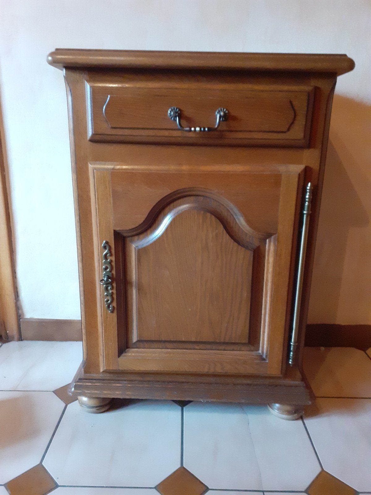 Petit meuble en chêne, Enlèvement