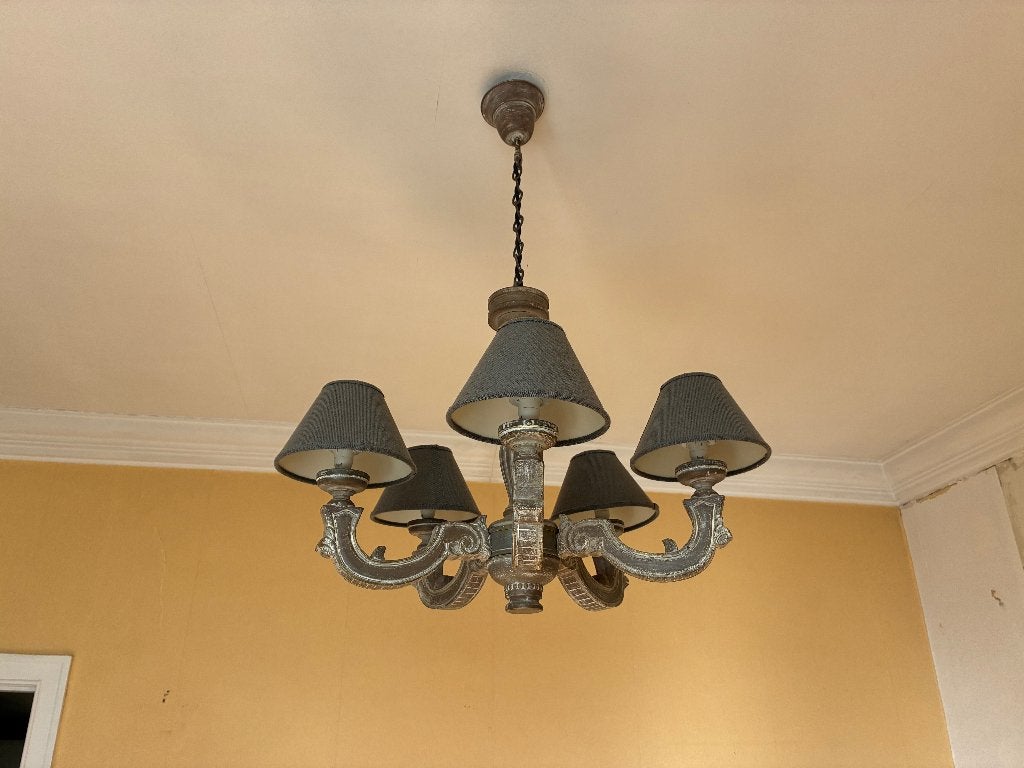 Lustre en bois sculpté patiné gris, 5 lumières abat-jours, Maison & Meubles, Utilisé, E14 (petit), Bois, Enlèvement