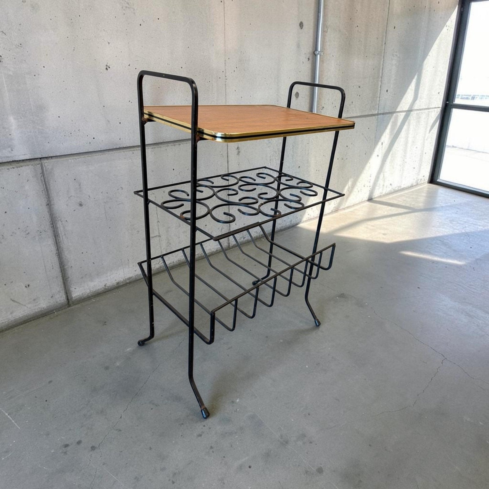 Vintage metalen staande rek / etagere / bijzettafel, Antiek en Kunst, Ophalen