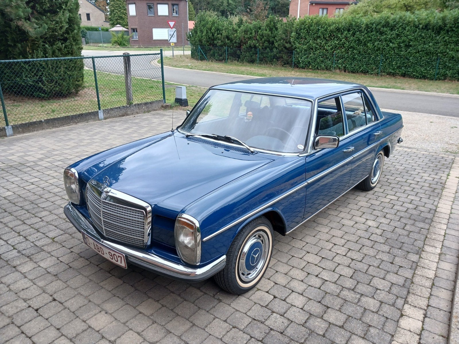 Mercedes W115 Bar 8, Cuir, Boîte manuelle, Bleu, Mercedes-Benz