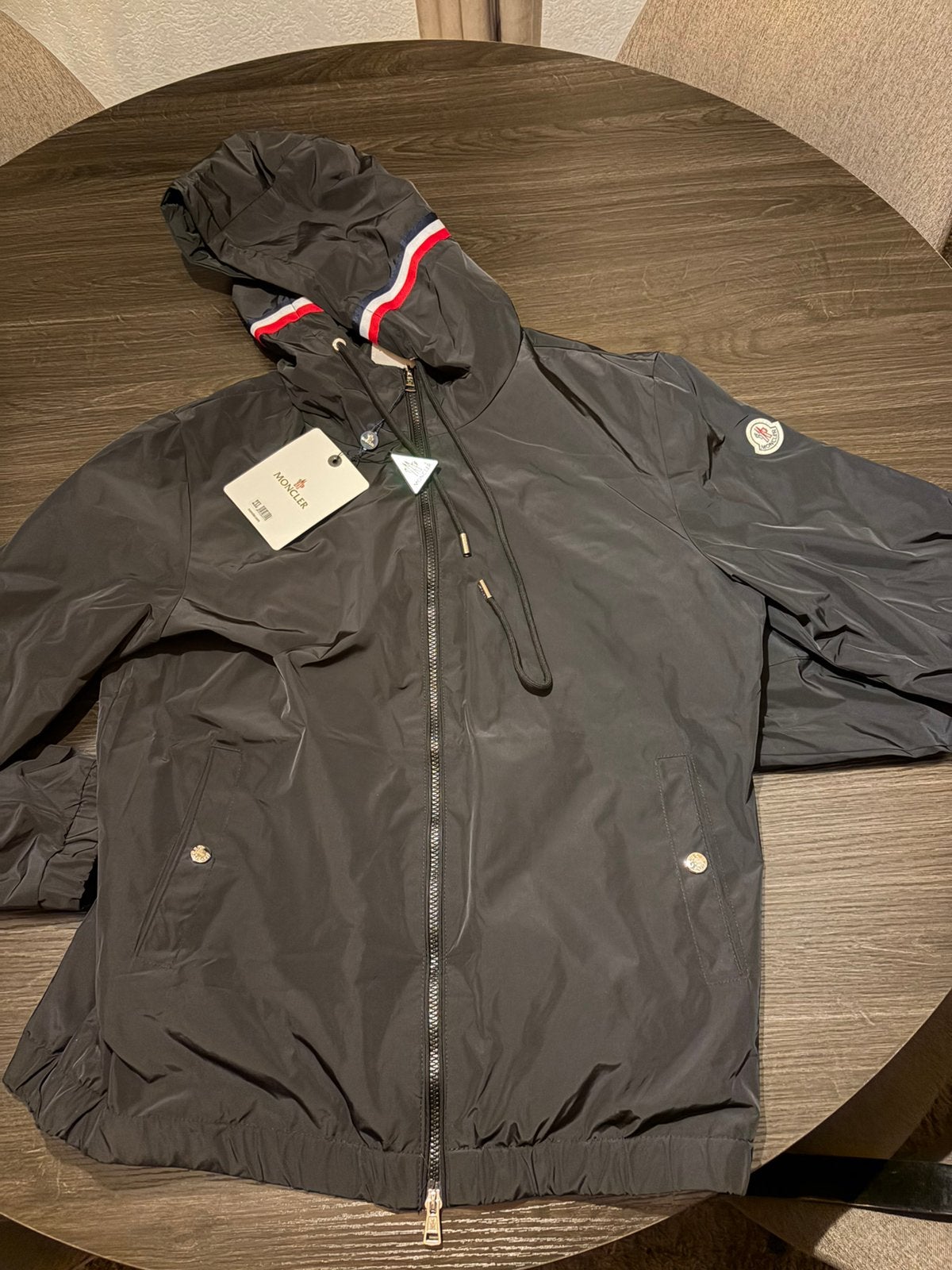 Veste Moncler taille L - neuve et jamais portée, Enlèvement ou Envoi, Neuf, Taille 52/54 (L), Noir