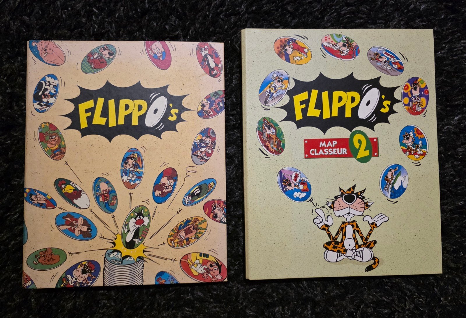 2 mappen Flippo's, Verzamelen, Ophalen of Verzenden, Verzameling, Met verzamelmap(pen)