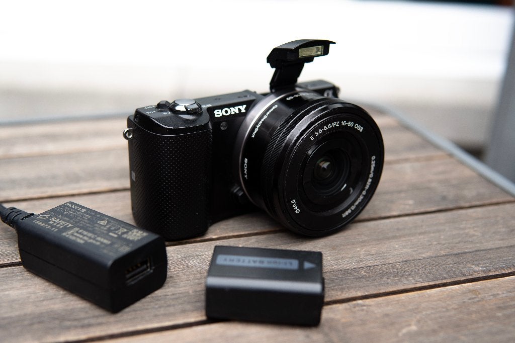 Sony Alpha A5000 zwart + 16-50mm OSS – minder dan 350 foto's, Ophalen, Kantelbaar/draaibaar scherm, Zo goed als nieuw, Compactcamera