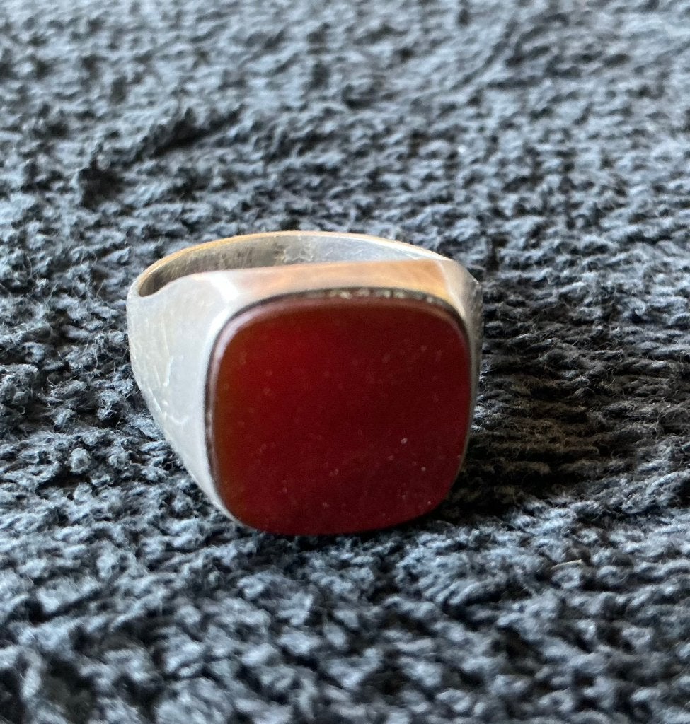 Zilveren zegelring met rode steen, Bijoux, Sacs & Beauté, Bagues, Rouge, Enlèvement ou Envoi, Femme ou Homme, Utilisé