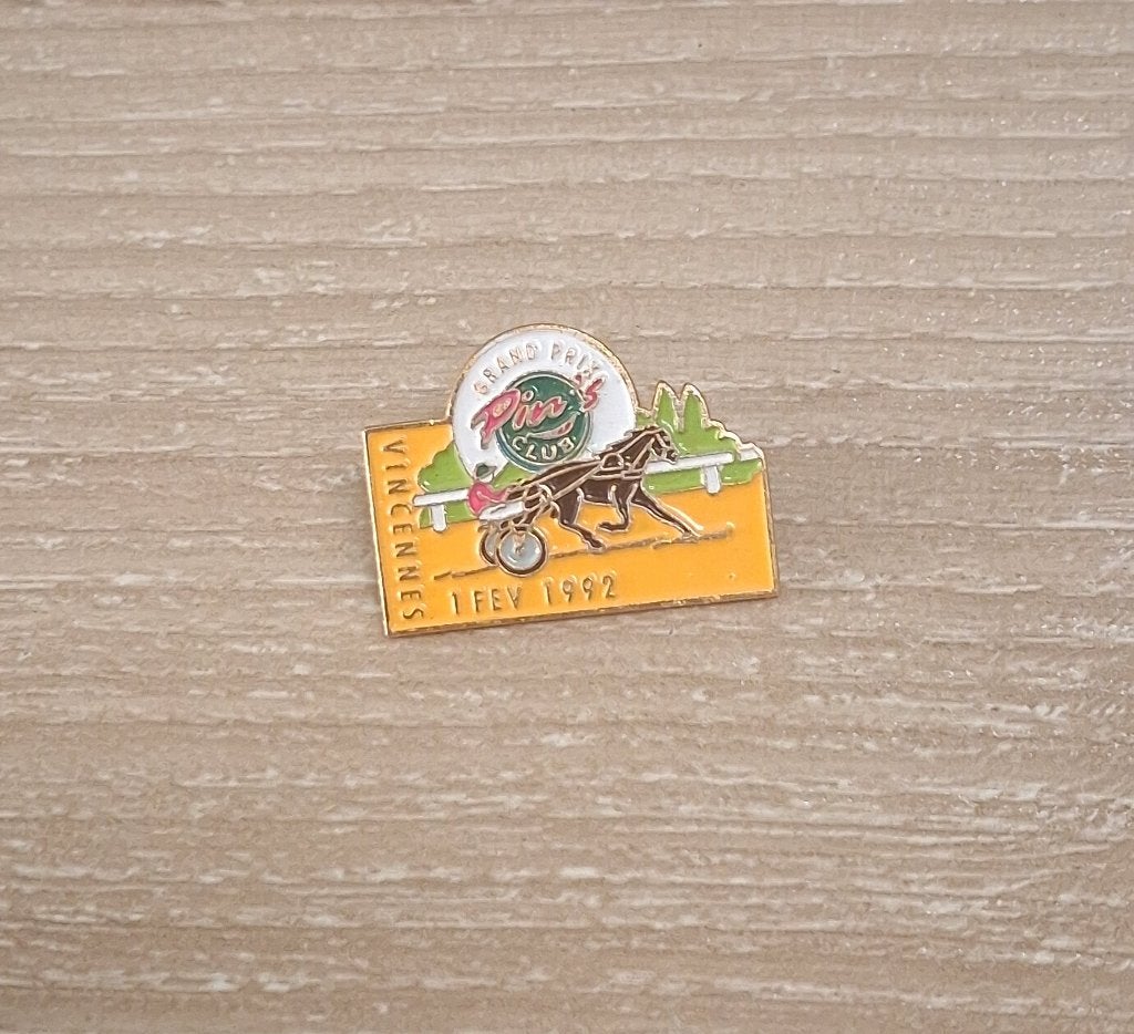 PIN - GRAND PRIX PIN'S CLUB - PAARDENKOERS - COURSE A CHEVAL, Envoi, Utilisé, Sport, Insigne ou Pin's