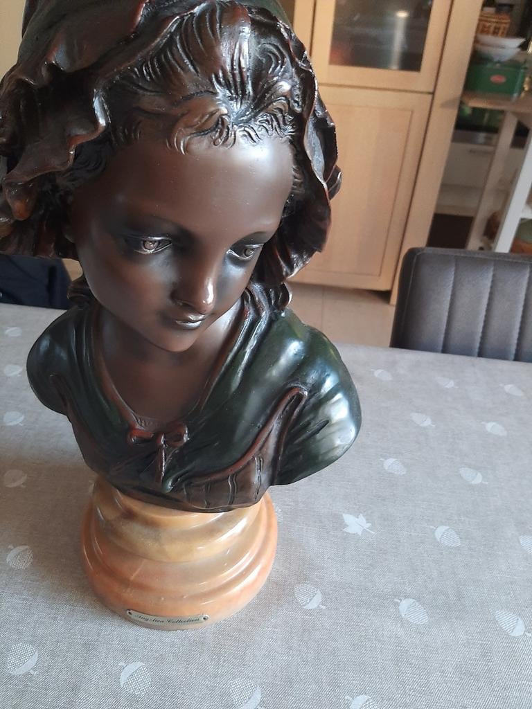 Schiderende gesculpteerde meisjesbuste op marmeren sokkel, Antiek en Kunst, Ophalen, Buste, Vrouw