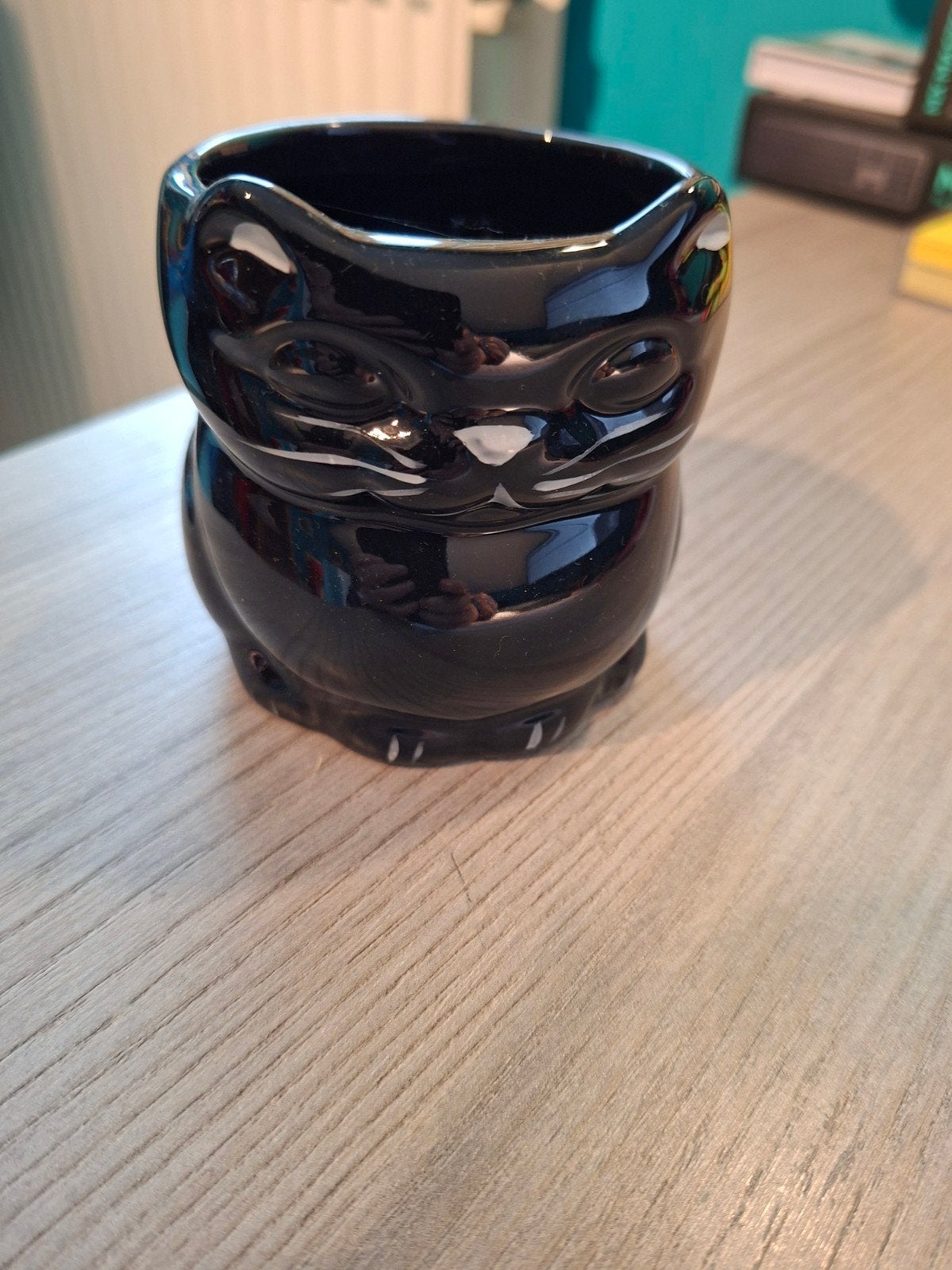 koffietas zwarte kat, Ophalen