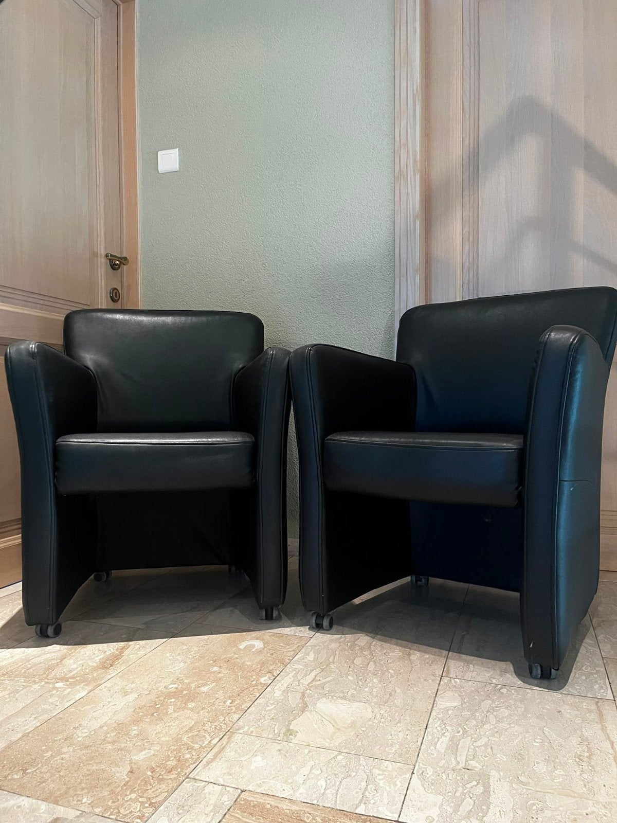 2 zwarte Italiaans design fauteuils, Ophalen, Leer