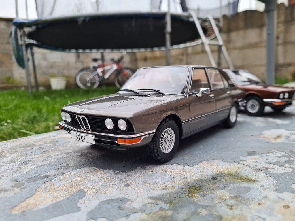 BMW 520i E12 Gris métal - Échelle 1/18 - LIMITED PRIX : 69€, Hobby & Loisirs créatifs, Enlèvement ou Envoi, Neuf, Voiture, Autres marques