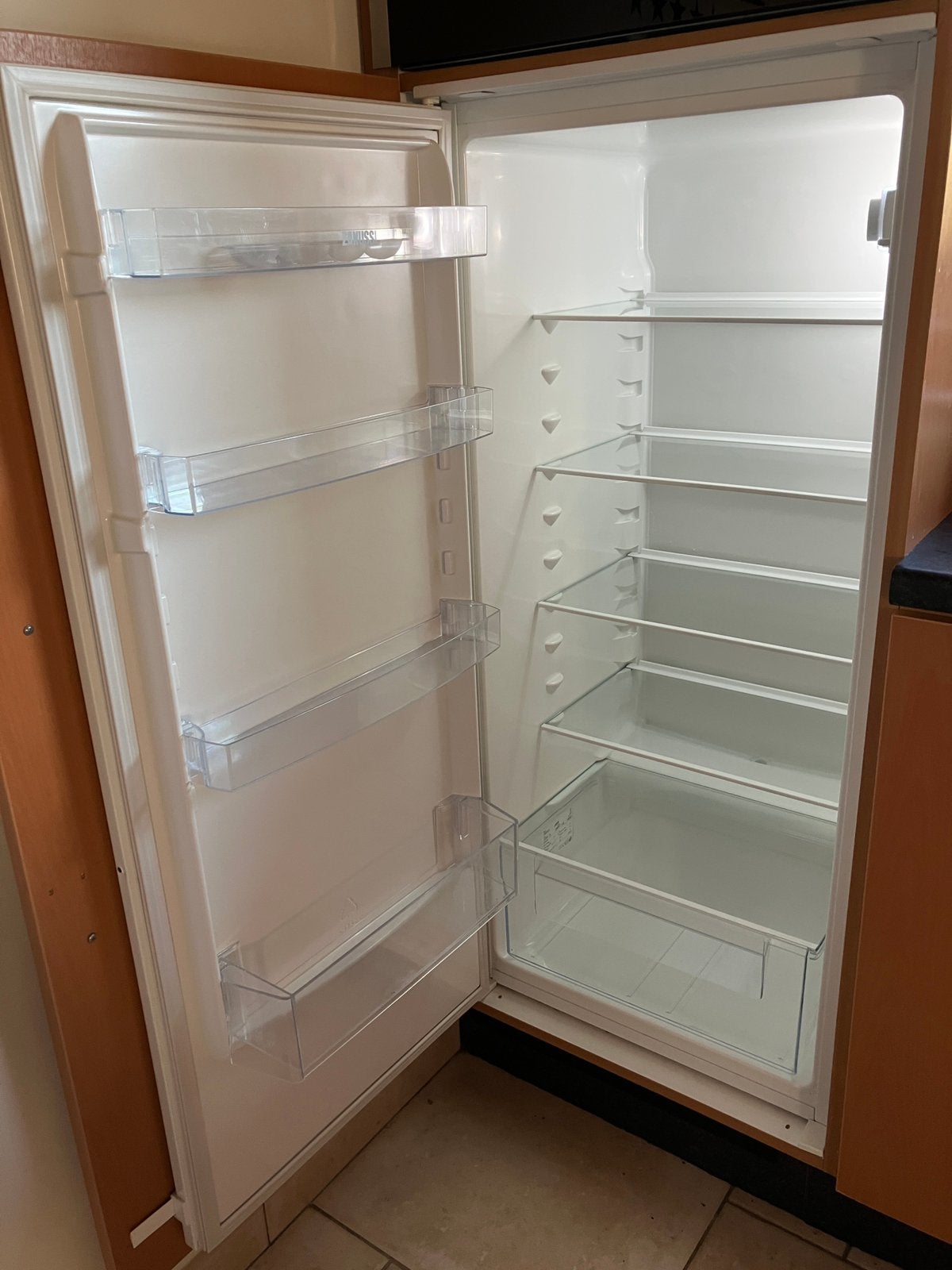 Ijskast inbouw ZANUSSI (ZRAN 12ES), Ophalen, 120 tot 140 cm, 200 liter of meer, 45 tot 60 cm