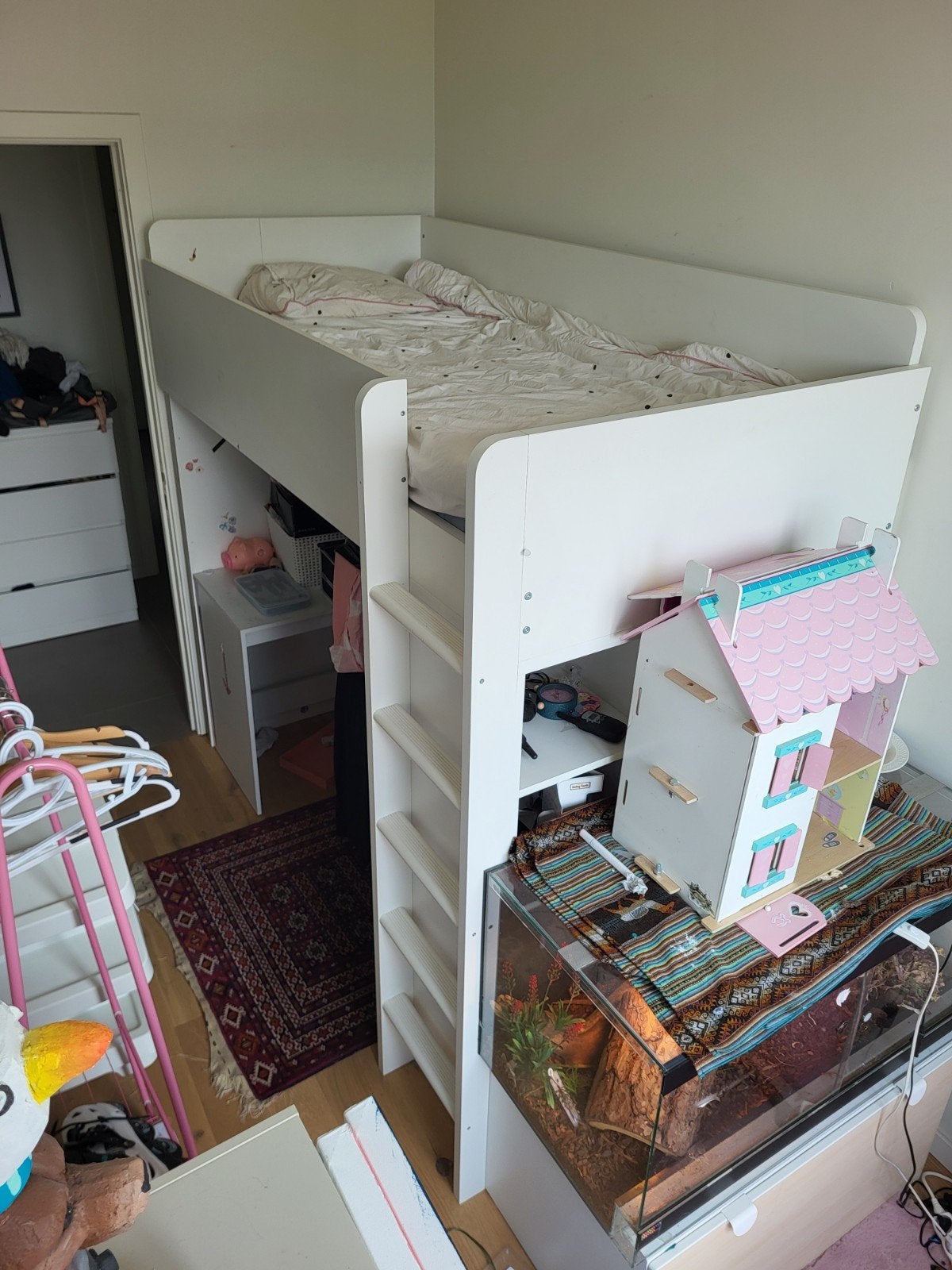 Lit haut avec bureau et chaise de bureau en bon état, Enlèvement