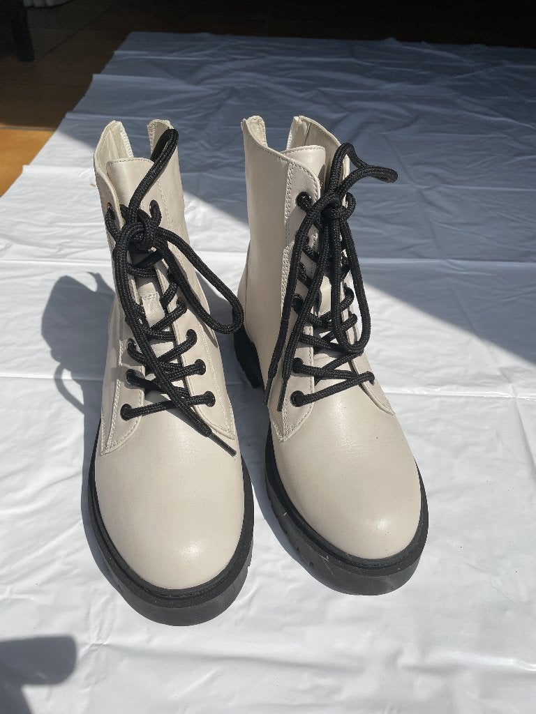 NOUVELLES Bottines Unisa, Vêtements | Femmes, Chaussures, Enlèvement, Blanc, Neuf, ANDERE