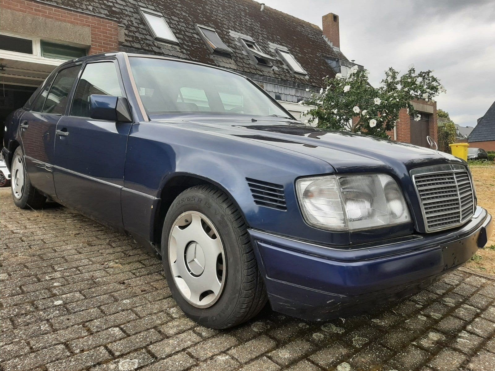 Mercedes E250 Multiklepper - 1995 Automaat, Auto's, Blauw, Particulier, Blauw, Te koop