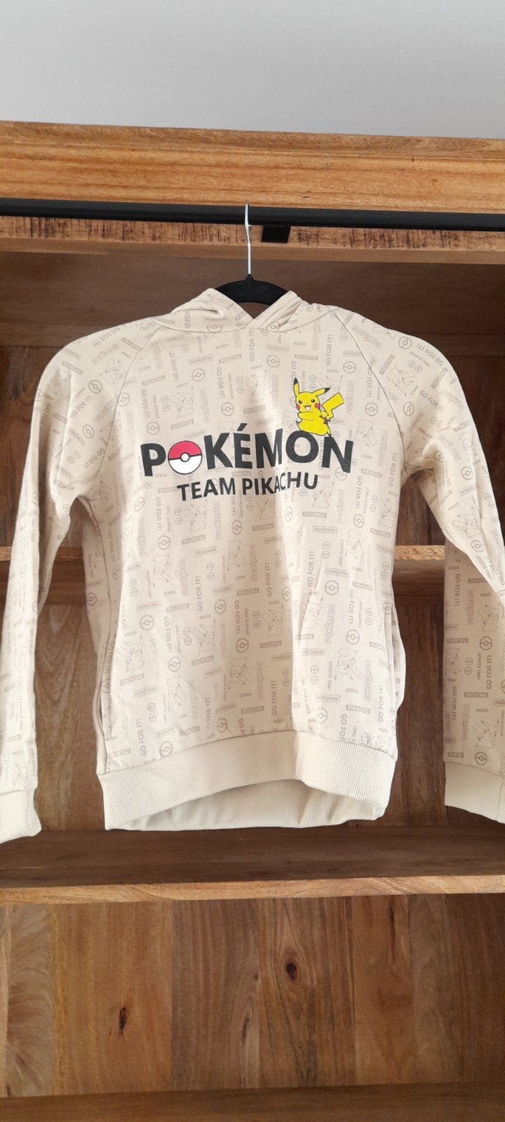 2 sweaters 1pokemon beige+ 1stitch roze mt 134/140, Enfants & Bébés, Vêtements enfant | Taille 134, Enlèvement, Comme neuf, Garçon ou Fille