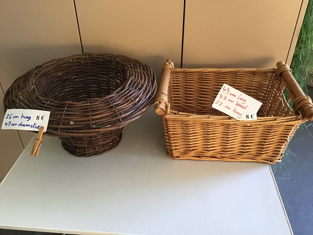 2 mois à 8 euros par mois et 5 à 5 euros, Enlèvement ou Envoi, Comme neuf, Panier
