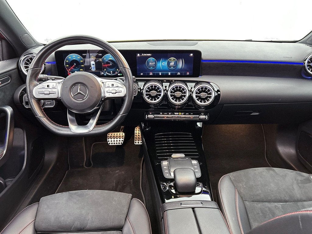 Mercedes-Benz A-klasse 200 D Hatchback AMG Line | Panoramisc, Auto's, 4 cilinders, Leder en Stof, 5 deurs, Onderhoudsboekje