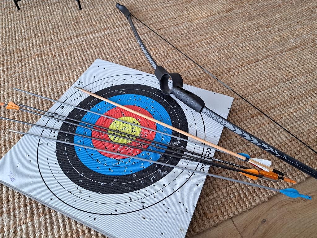 Boog met 6 pijlen en een doelwit, trekkracht 15 kg, Ophalen, Zo goed als nieuw, Recurveboog