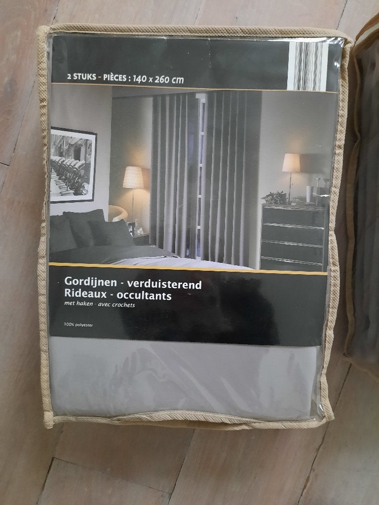 set van 2 gordijnen / verduisterend / taupe, Verduisterend, Beige, Nieuw, Ophalen of Verzenden