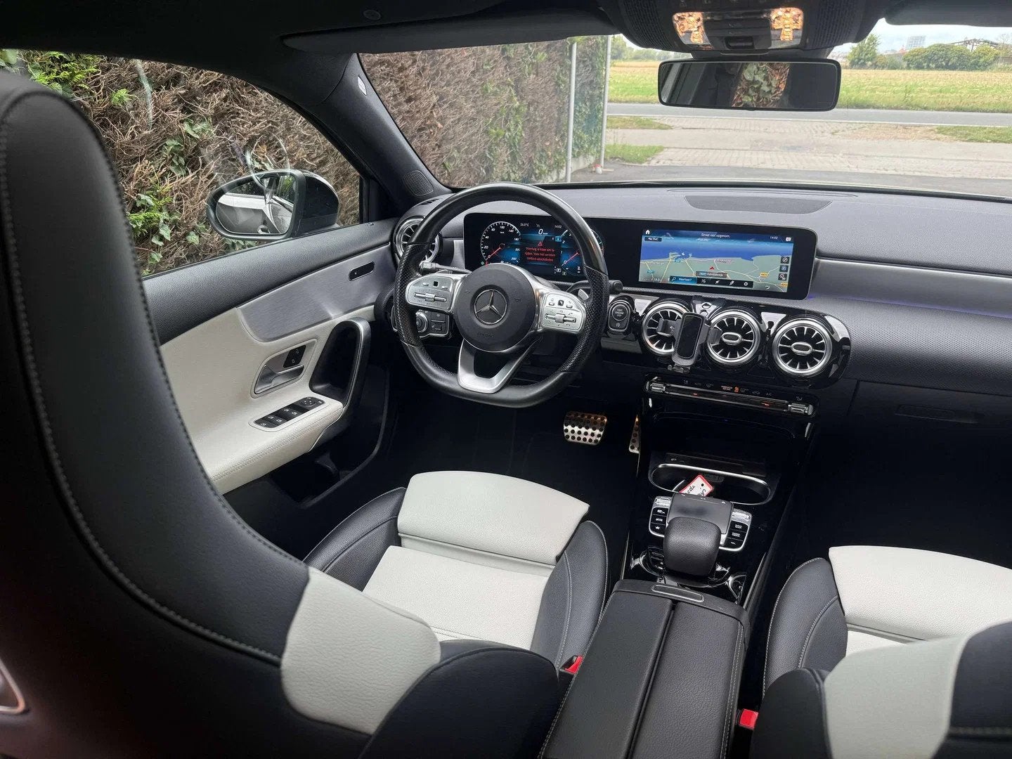 Mercedes-Benz A-CLASS 200 AMG-Pack,Open pano dak,Parkeerhulp, Auto's, Automaat, Gebruikt, 4 cilinders, Bedrijf