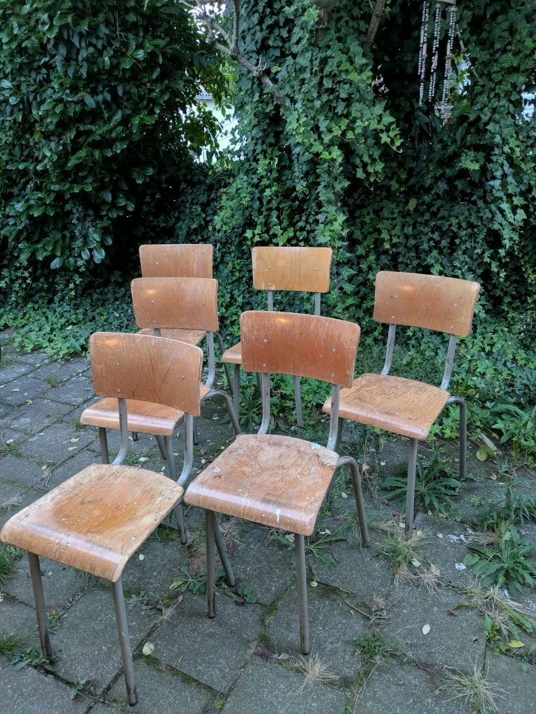 6 schoolstoelen, Ophalen