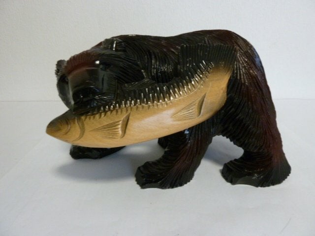 Houten beer (gesculptuurd) met zalm uit Japan (Hokkaido), Antiek en Kunst, Houtsnijwerk, Ophalen of Verzenden, 20 - 50 cm, Hout