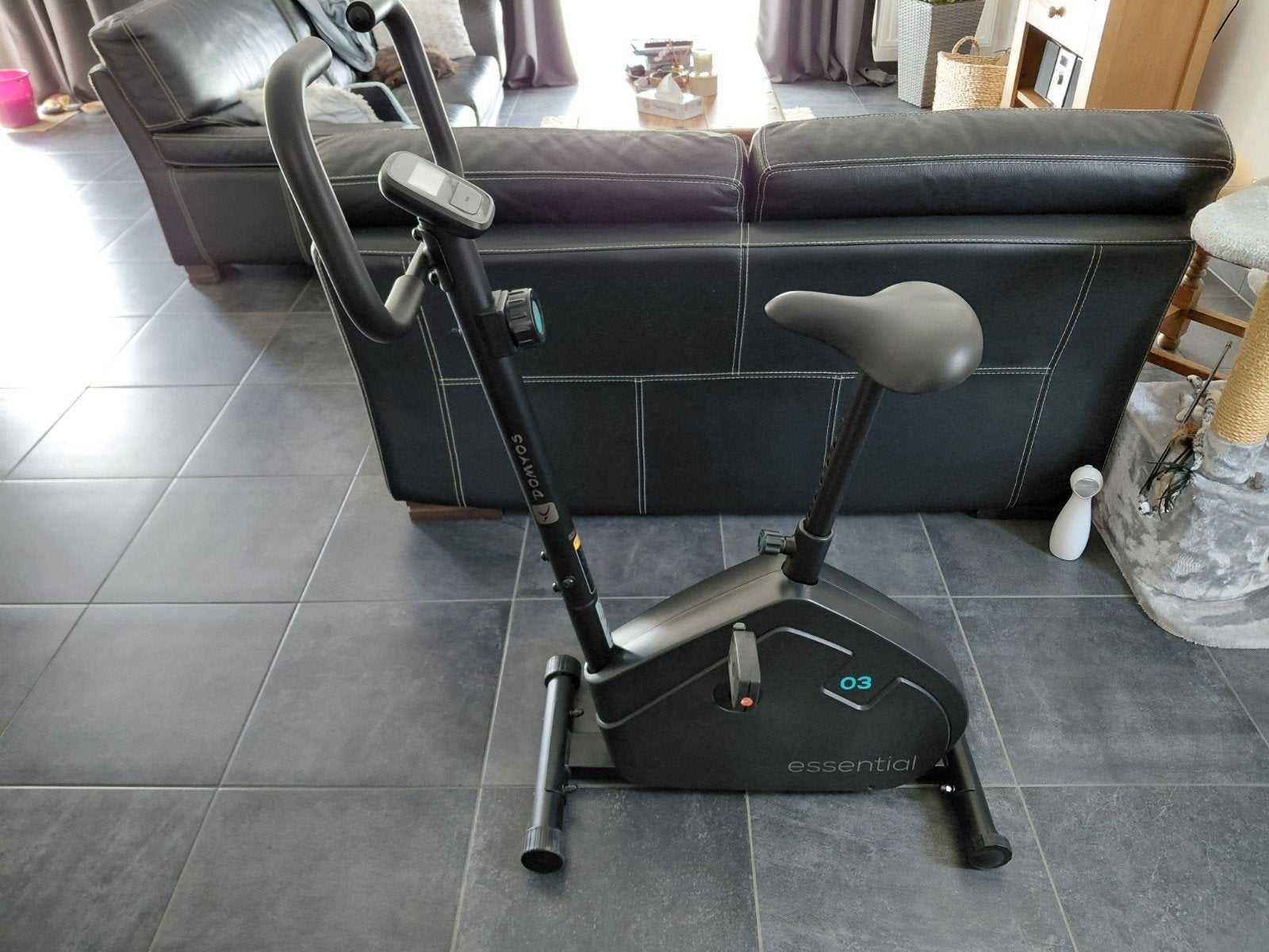 VELO D'APPARTEMENT DE MARQUE DOMYOS  ESSENSIAL PRESQUE NEUF, Enlèvement