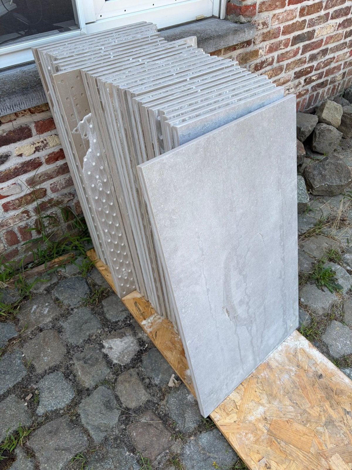 29 afgeslepen tegels - 800 mm x +\- 330 mm x 20 mm, Ophalen, Zo goed als nieuw, Terrastegels
