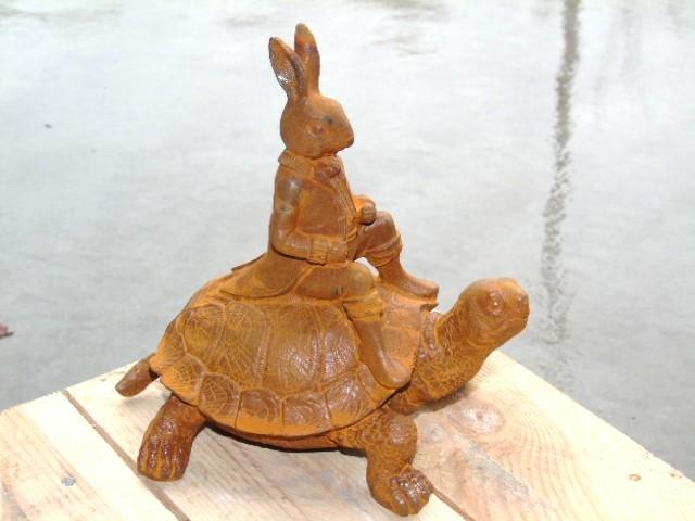 Standbeeld van de haas en de schildpad in roestig gietijzer., Ophalen of Verzenden, Nieuw, Metaal, Dierenbeeld