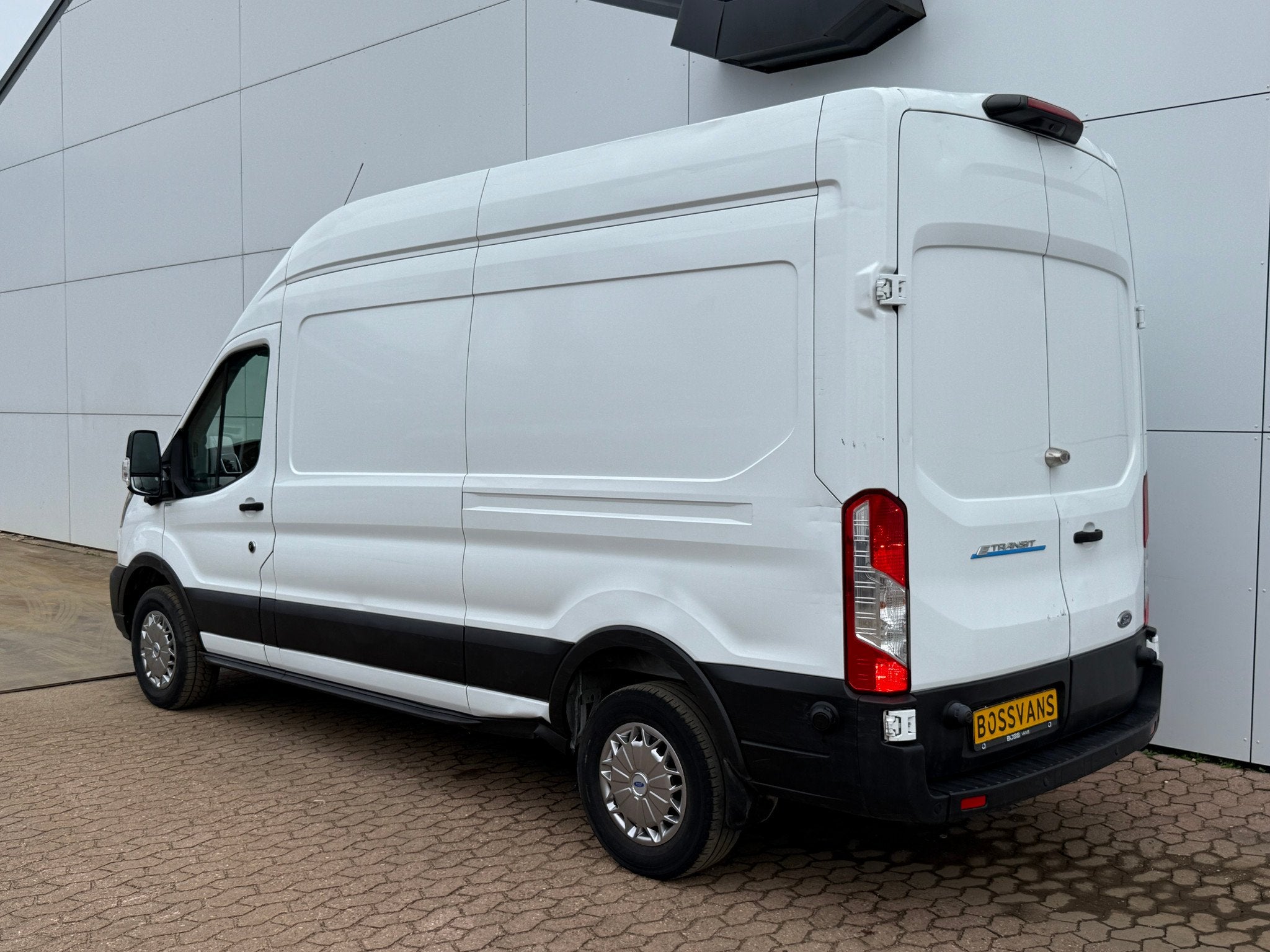Ford e-Transit 68kWh 184PK L3H3 317km WLTP 96,8% (SOH) BEV S, Auto's, 0 cilinders, Gebruikt, 135 kW, Wit