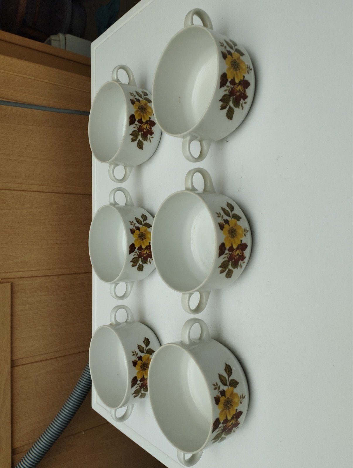 Een 6 tal of half dozijn soeptassen kleur wit met gebloemd, Antiek en Kunst, Ophalen