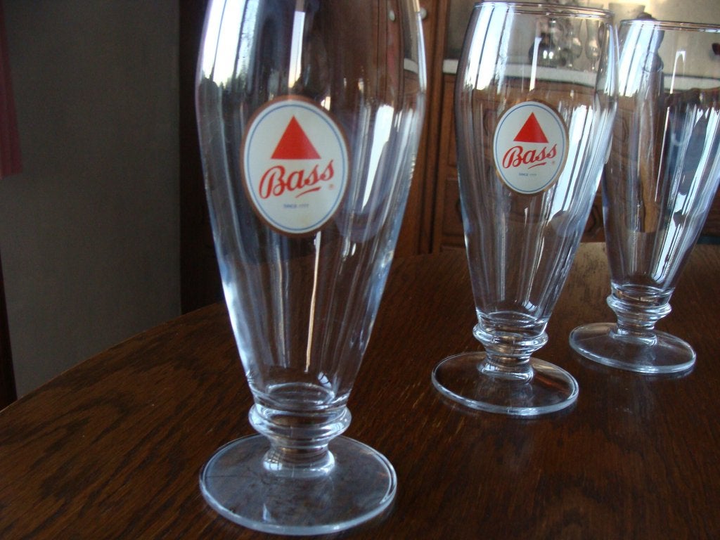 ancien verres Pils Bass sur pied et verre bière Kanterbrau, Collections, Verres & Petits Verres, Enlèvement, Neuf, Verre à bière